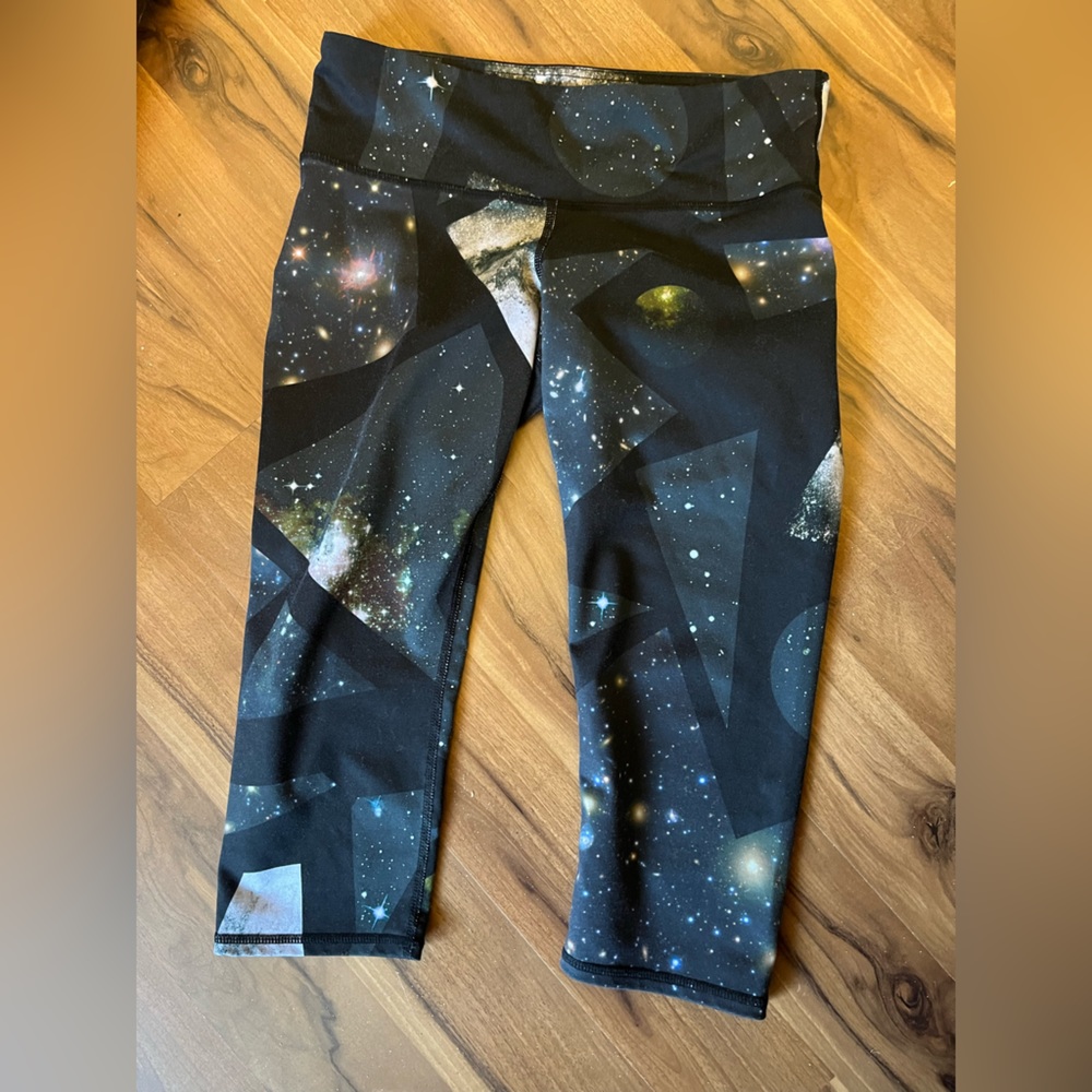 Alo Yoga Celestial-Print 3/4 Lengnth Cropped Leggings